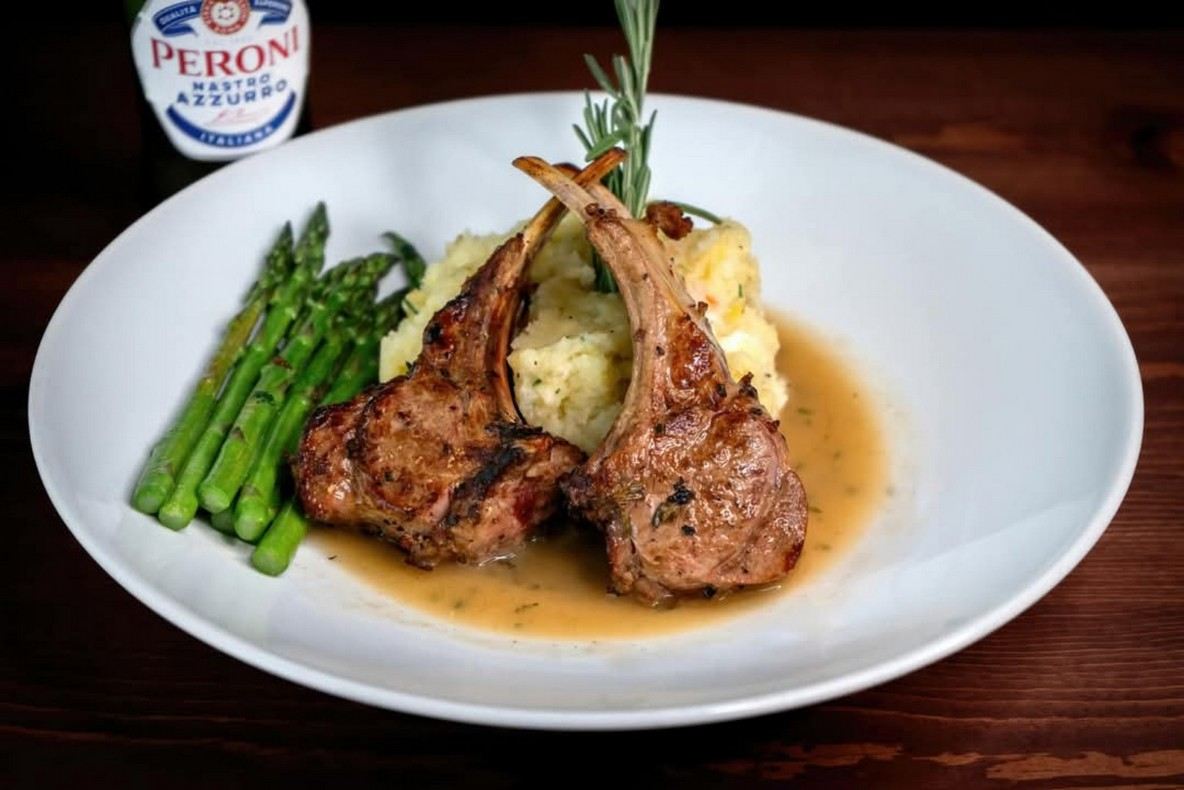Lamb chops with asparagus and mashed potato